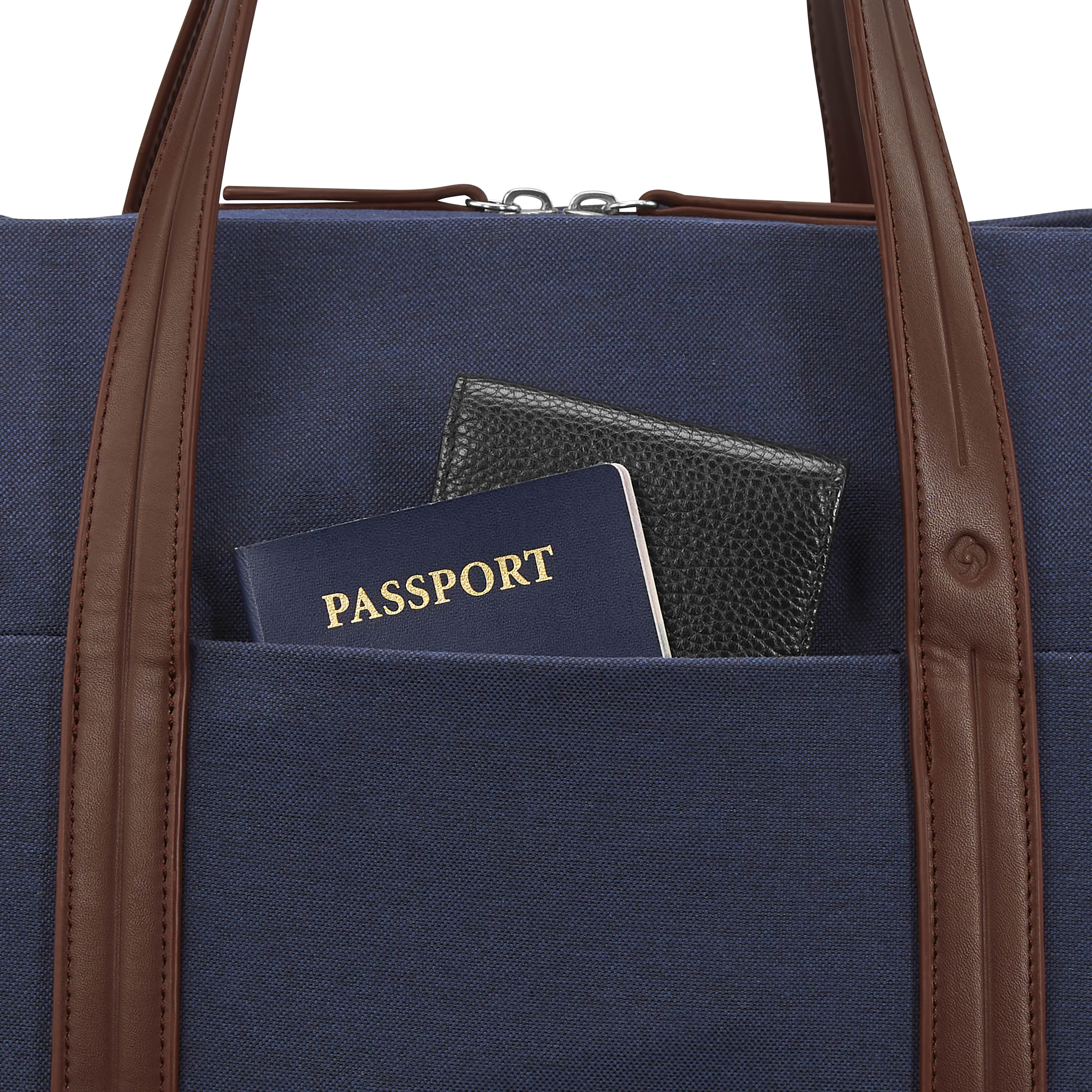 Virtuosa Weekender in the color Navy. image number 7